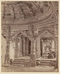 Wnętrze świątyni Delwara z filarami i kopułą na dachu, Mount Abu