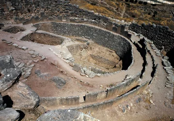 Widok z lotu ptaka na pierwszy krąg grobowców (cmentarz królewski) odkryty przez archeologa Heinricha Schliemanna (1822-1890) w latach 1870: miejsce starożytnego miasta Mykenes na Peloponezie (1500-1100 pne) Grecja