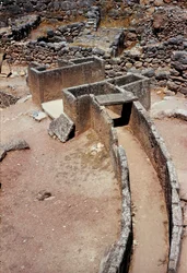 Widok z lotu ptaka na pierwszy krąg grobowców (cmentarz królewski) odkryty przez archeologa Heinricha Schliemanna (1822-1890) w latach 1870: miejsce starożytnego miasta Mykeny na Peloponezie (1500-1100 pne) Grecja