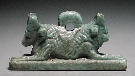 Amulet lwa z głową byka, okres saite, 715-656 pne (niebiesko-zielony fajans)