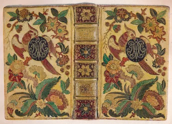 „Oprawa mozaikowa sygnowana przez Le Monniera i opatrzona monogramem Marii Józefy z Saksonii”, ok. 1750 19