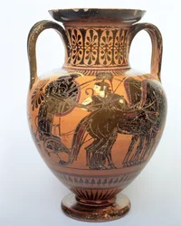 Amfora czarnofigurowa przedstawiająca kwadrygę, 515-490 p.n.e. (ceramiczna)