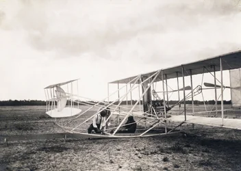 Leon Bollee pracujący na samolocie braci Wright, ok. 1909
