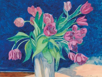 Różowe tulipany w wazonie, w tle pejzaż morski z wydmami, 1935.