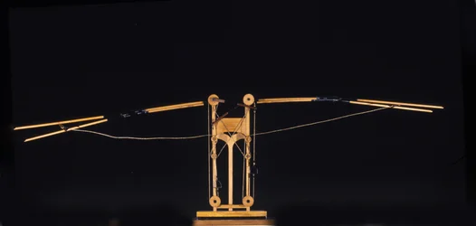 Maszyna do latania ze skrzydłami. Model z rysunku Leonarda da Vinci (Leonardo da Vinci). Muzeum Nauki i Techniki, Mediolan.