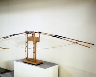 Maszyna do latania ze skrzydłami skrzydłowymi, model wg rysunku Leonarda da Vinci (Leonardo da Vinci). Muzeum Nauki i Techniki, Mediolan.