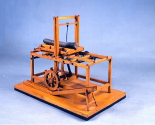 Drewniany model piły hydraulicznej napędzanej kołami zębatymi i wodą. Wykonany według rysunku Leonarda da Vinci (1452-1519). Muzeum Nauki i Techniki, Mediolan.