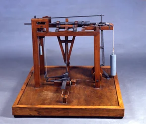 Drewniany model (model) „Battiloro”, młota do bicia metali szlachetnych Leonarda da Vinci (Leonard de Vinci) (1452-1519) Musee des Sciences et des Techniques, Mediolan.