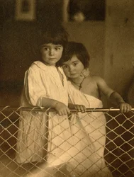 Portret dzieci. Srebrna fotografia żelatynowa Leonida Nikołajewicza Andrejewa (1871-1919)