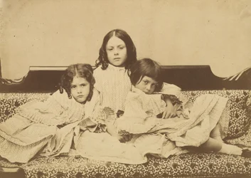 Edith, Ina i Alice Liddell na sofie, lato 1858.