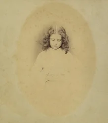 Edith Liddell siedząca obok wazy z naparstnikami, 1860.