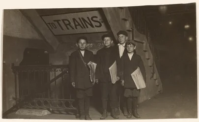 [Cztery Newsies przy wejściu do metra, Nowy Jork].