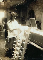 14-letnia Margaret Ciampa pracująca w Boston Floral Supply Company w Bostonie, Massachusetts