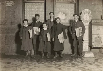 20:30. Grupa chłopców sprzedających gazety na dworcu, Hartford, Connecticut. Najmłodszy chłopiec ma 11 lat.