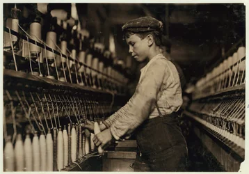 Doffer zastępuje pełne szpulki w Globe Cotton Mill, Augusta, Georgia, 1909