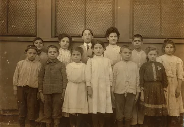 Grupa dzieci imigrantów w Washington School w Bostonie, Massachusetts