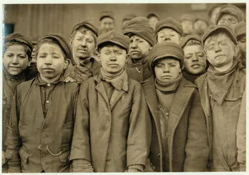 Chłopcy z łamaczy (którzy sortują węgiel ręcznie) w Hughestown Borough Coal Co. Pittston, Pensylwania, 1911