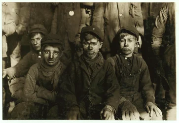 Chłopcy od łamania (którzy ręcznie sortują węgiel) w Hughestown Borough Coal Coal. Pittston, Pennsylvania, 1911 r.