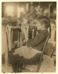 Cherokee Hosiery Mill, Rzym, Georgia, zatrudniający tokarzy i chwytaczy w wieku 8 i 9 lat, 1913 r