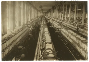 Dzieci pracujące w przędzalni w Cornell Mill, Fall River, Massachusetts, 1912