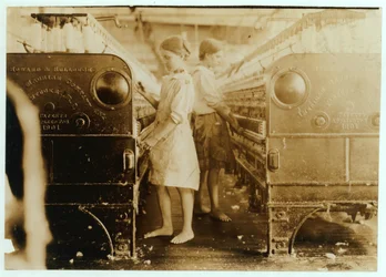 Elsie i Sadie pracujące w Yazoo City Yarn Mills w stanie Missisipi powiedzieli, że mają 13 lat, 1911
