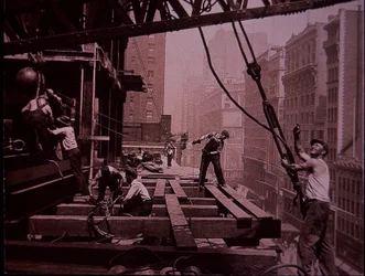 Empire State Building w budowie, pokazujący gang dźwigowy przy pracy