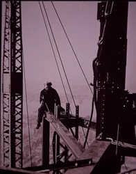Empire State Building w budowie, pokazujący śrubokręt z kluczem