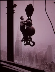 Empire State Building w budowie, ukazujący członka załogi derrick