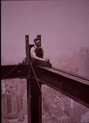 Empire State Building w budowie, pokazujący robotnika na przerwie