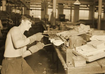 Pracownik fabryki Paragon Rubber Company, Massachusetts. 1936