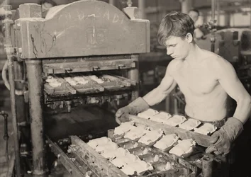 Pracownik fabryki w Paragon Rubber Company, Massachusetts . 1936