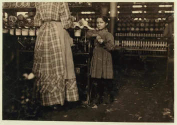 Fannie, 48 cali wysokości, w wieku 7 lat, jedno z 19 dzieci pomagających siostrze w Elk Mills, Fayetteville, Tennessee, 1910 r.