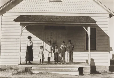 Pięciu uczniów obecnych w Szkole nr 6, Dystrykt 3, Fort Michigan, Kolorado, 1915