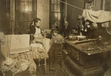 Jimmie Chinquanana "poniżej kategorii", w domu w Nowym Jorku za sklepem rodzinnym, 1913 r.
