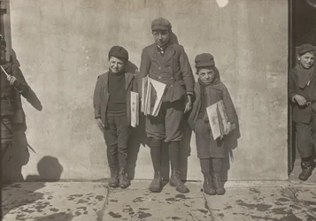 John Pento, 14 lat, Daniel i Angelo Pento, 7 lat, sprzedający gazety..., 3348.