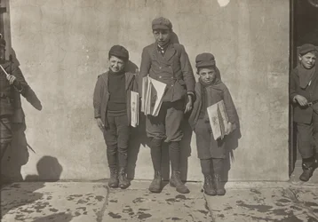 John Pento, 14 lat, Daniel i Angelo Pento, 7 lat, sprzedają gazety, Hartford, Connecticut