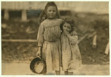 Maud i Grade Daly, w wieku 5 i 3 lat, codziennie wybierają około garnka krewetek dla Peerless Oyster Company, Bay St. Louis, Mississippi, 1911