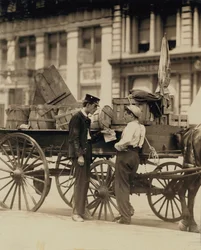 Messenger boys w rozmowie na Union Square, Nowy Jork