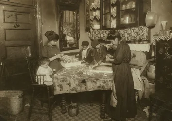 Pani Mette i jej dzieci (Josephine 13, Nicholas 6 i Johnnie 8 zarabiający w sumie tylko 40-50 centów dziennie) robią kwiaty w brudnej nowojorskiej kamienicy, 1911