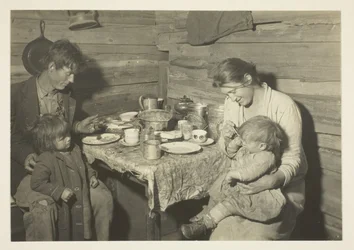 Biedna wiejska rodzina mieszkająca w zadymionym domu, Oklahoma, pod opieką Czerwonego Krzyża