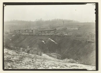 Rząd domków kawalerskich w kopalniach Scott