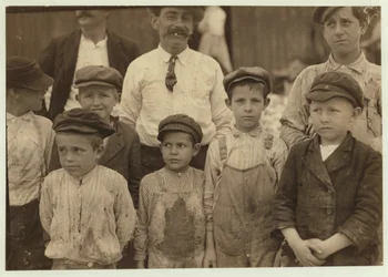 Zbieracze krewetek w wieku 5 i 8 lat w Dunbar, Lopez, Dukate Co, Biloxi, Mississippi, 1911