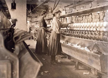 Kobiety pracujące pomimo ciężkiej ciąży, w Globe Cotton Mill, Augusta, Georgia, wyd. 1909 (fotograwiura)