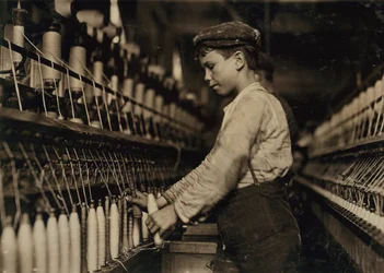 Młody chłopak pracujący jako Doffer w Globe Cotton Mill, Augusta, Georgia, USA, ok. 1909
