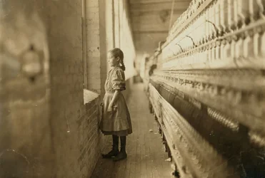 Młoda dziewczyna pracująca w młynie, Lincolnton, Karolina Północna, USA, ok. 1908 (zdjęcie czarno-białe)