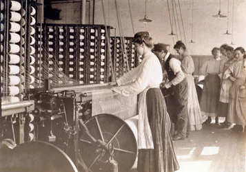 Młode kobiety pracujące przy przędzarce w przędzalni bawełny w Karolinie Południowej, 1908
