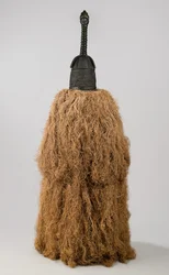 Maska na hełm (Gbetu) z kostiumem rafii, Gola, XX w. (drewno, pigment, metal, rafia)