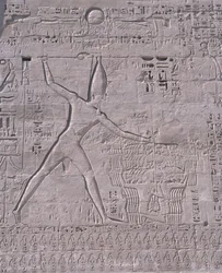 Rzeźby na ścianie świątyni, Medinet Habu, Luksor, Egipt