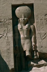 Egipt, Nubia, Abu Simbel, Wielka Świątynia Ramzesa II, fasada, nisza z posągiem boga słońca Ra