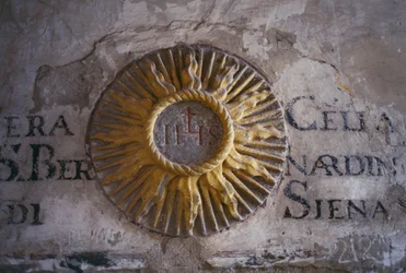 Inskrypcje i płaskorzeźby przedstawiające Słońce, cela dormitorium San Bernardino, klasztor św. Franciszka, Fiesole, Toskania, Włochy
